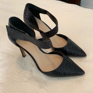 Vince Camuto black snakeskin pumps size 9 1/2